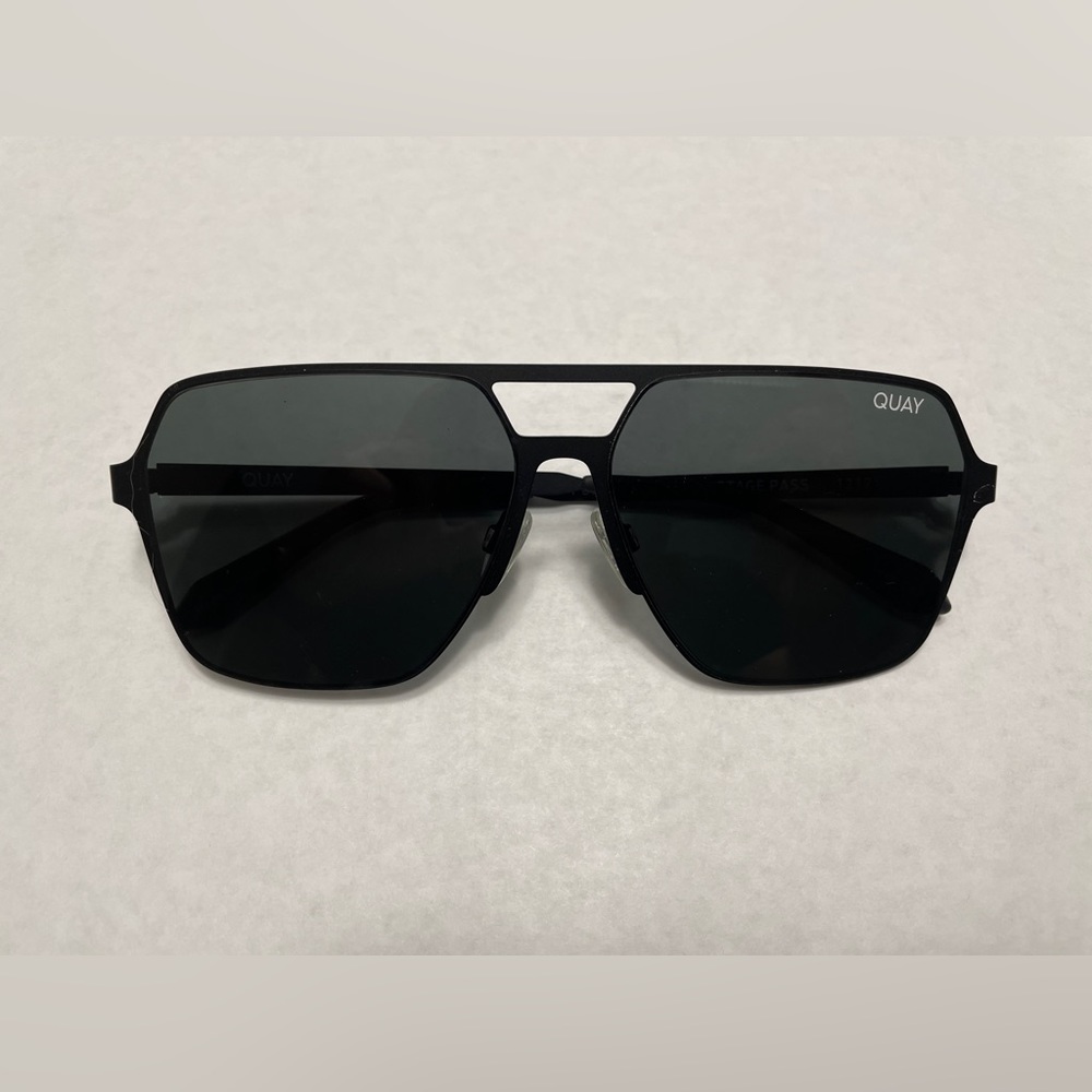QUAY BLACK SUNGLASSES BACKSTAGE PASS